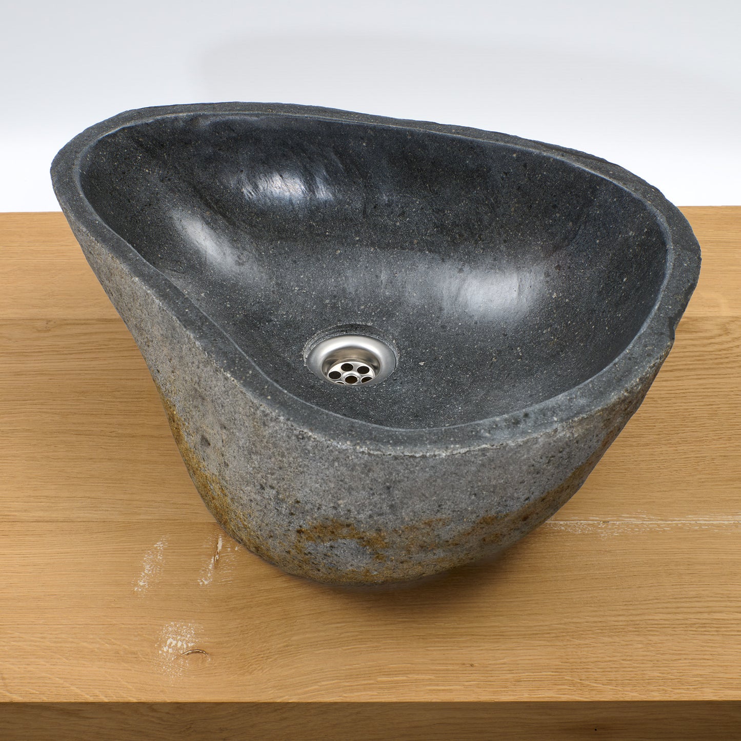 Waschbecken aus indonesischem Flussstein