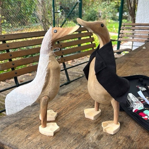 Deko-Enten als Hochzeitspaar gestaltet.