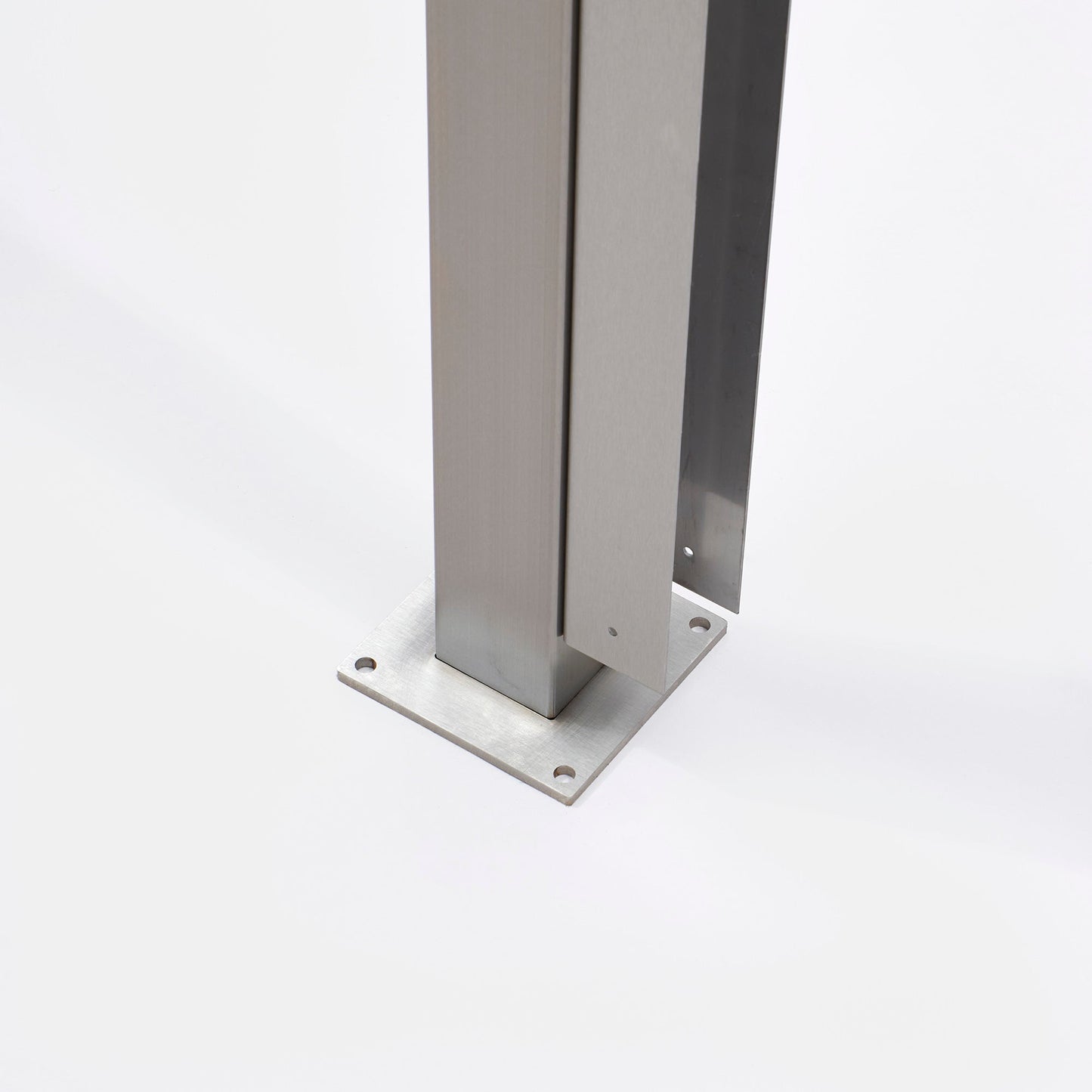 Detailfoto der Ankerplatte des Edelstahl-Pfostens.