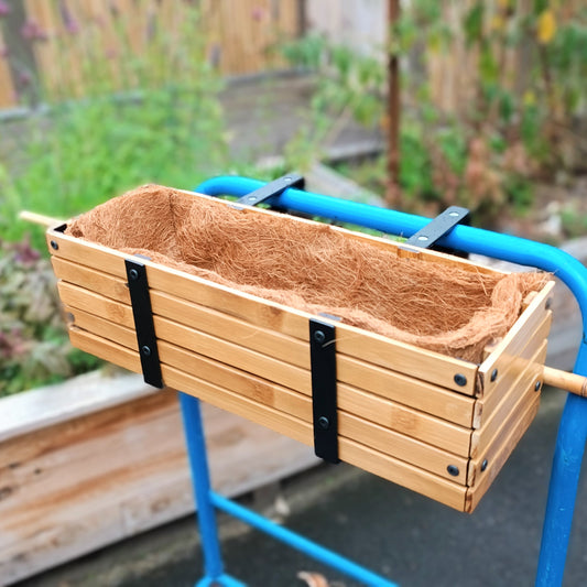 Balkonkasten aus Bambusleisten mit Kokosfasermatten als Einlage.