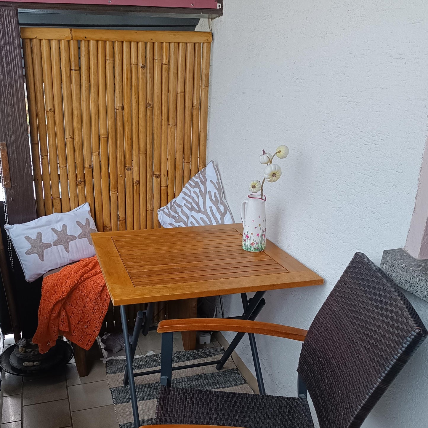 Bambussichtschutz zur Abtrennung einer Sitzecke.