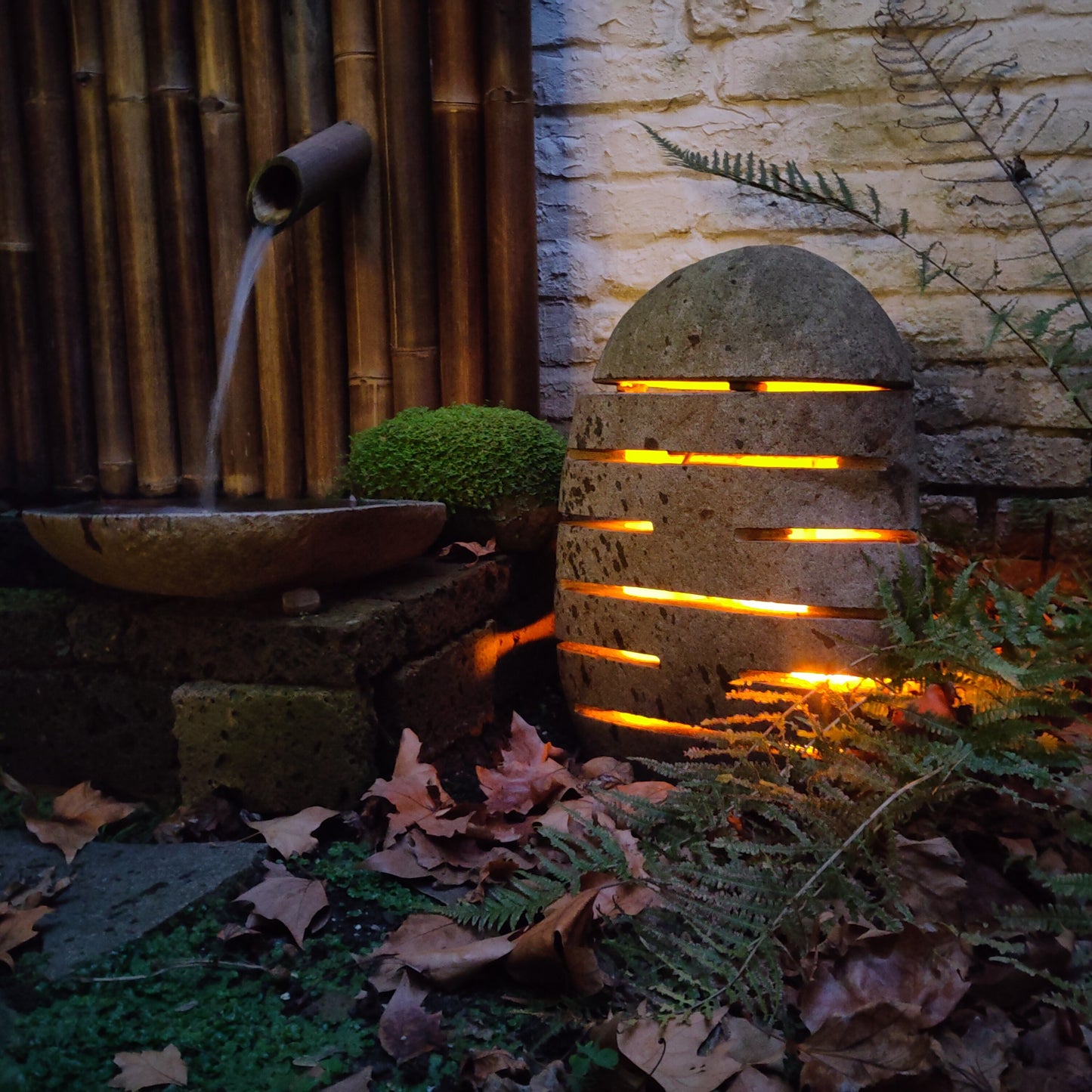Natursteinlampe als Gartenbeleuchtung.