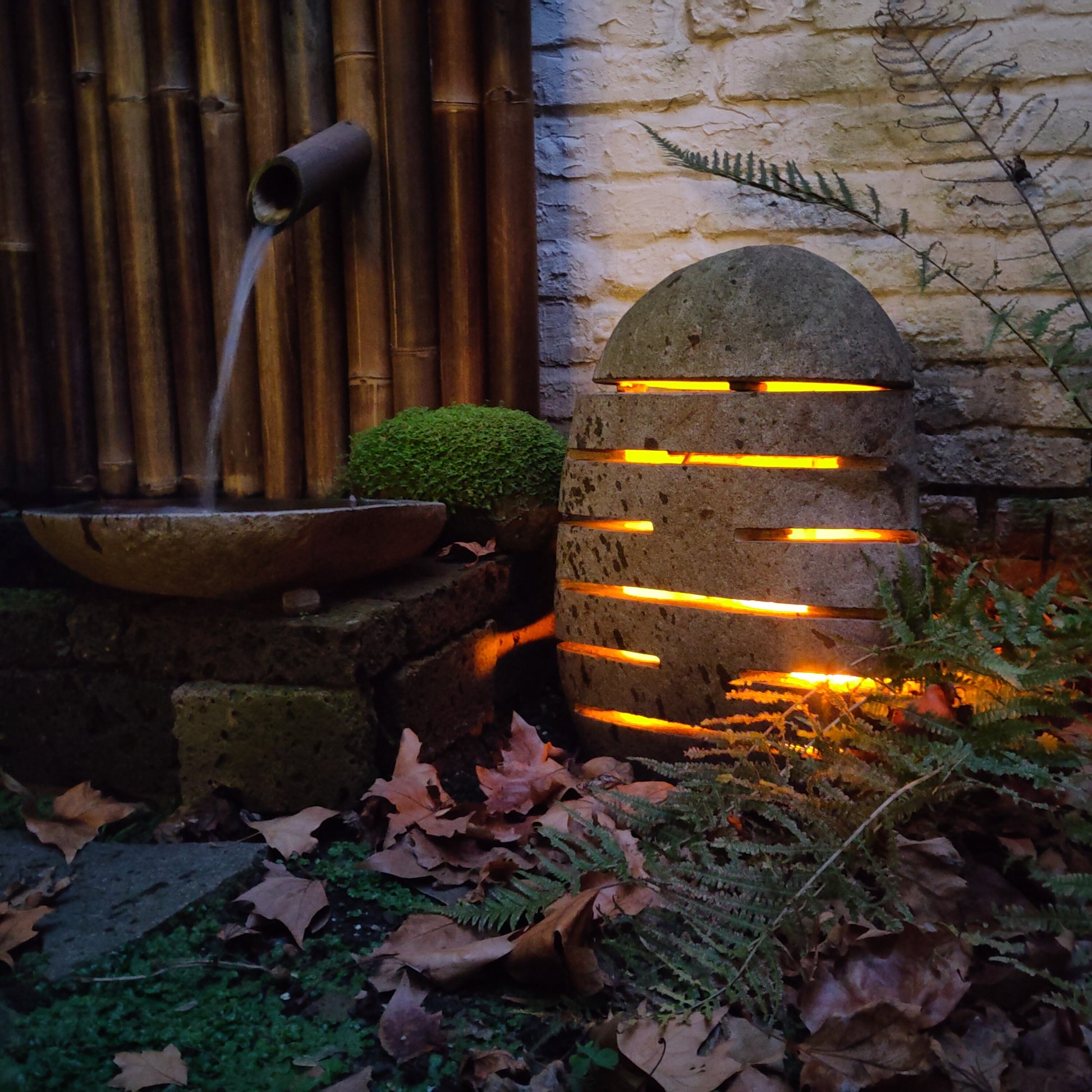 Natursteinlampe als Gartenbeleuchtung.