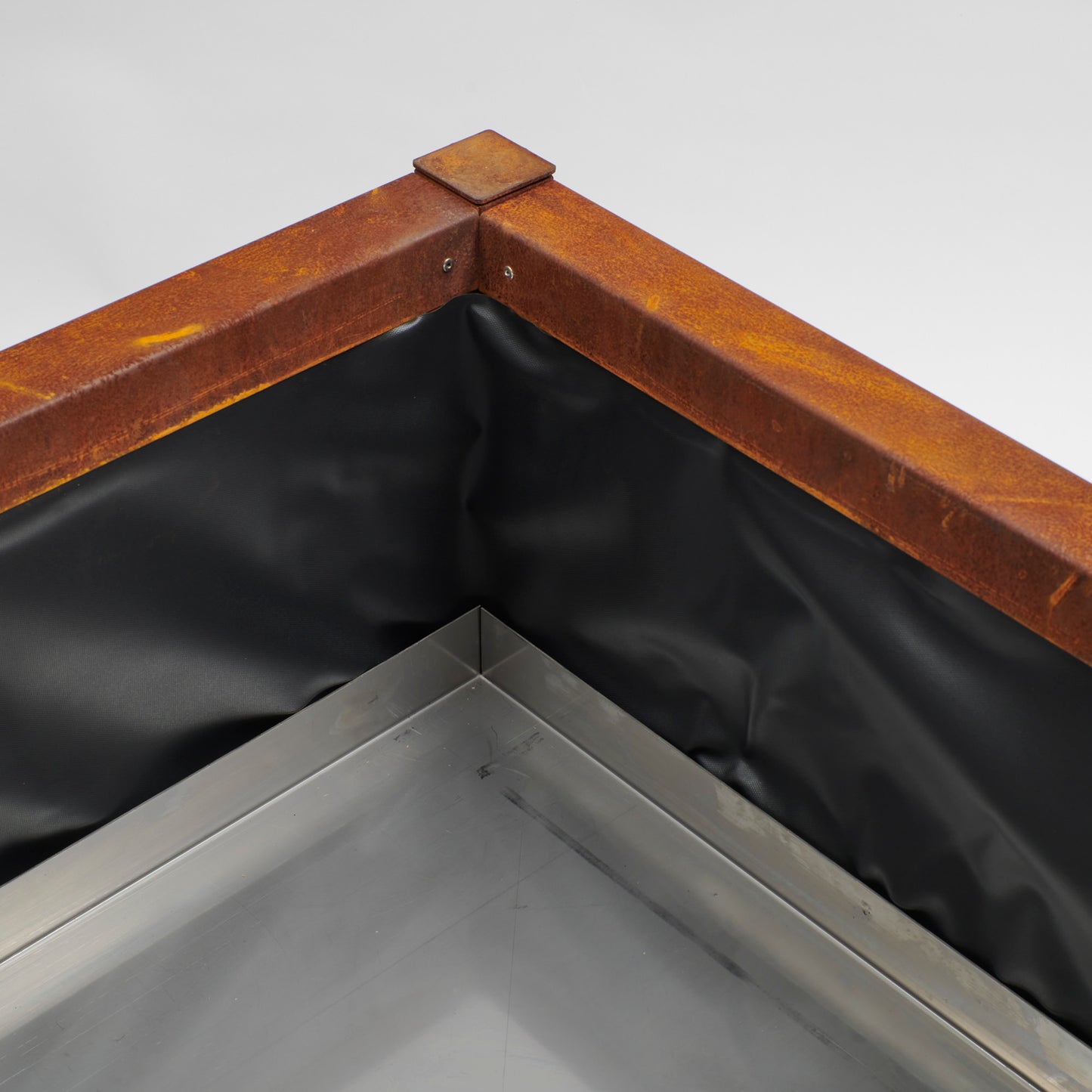 Wasserspeicherwanne und PE-Folie des Hochbeets.