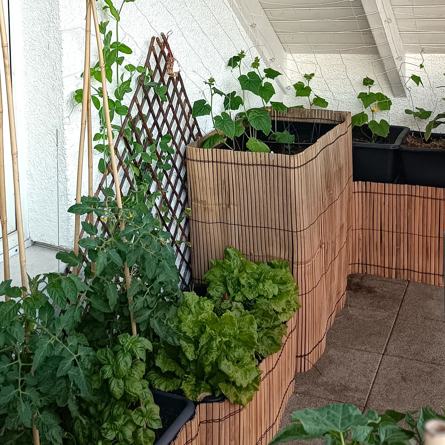 Hochbeetverkleidung aus Bambusleisten