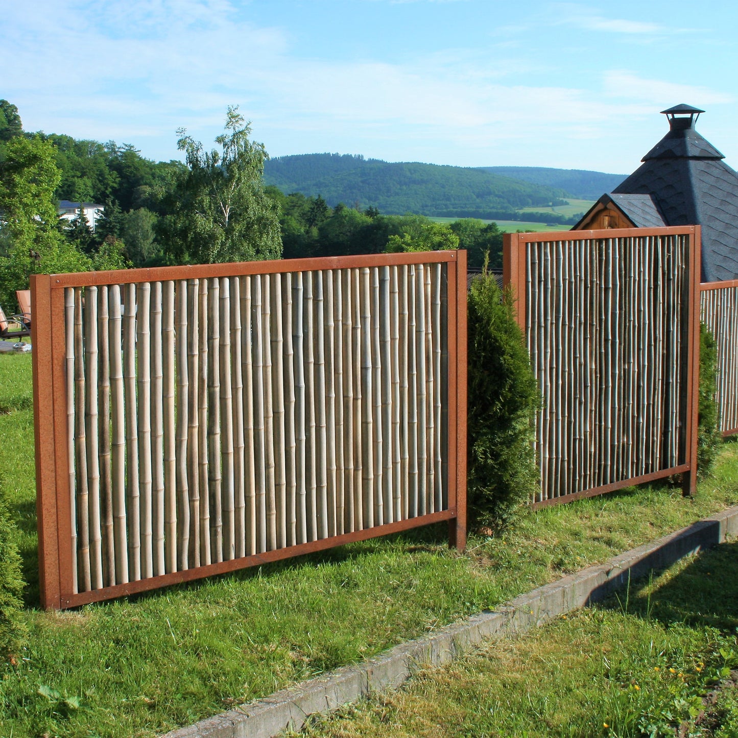 Bambus-Sichtschutz im Cortenstahlrahmen als Einzelfelder.