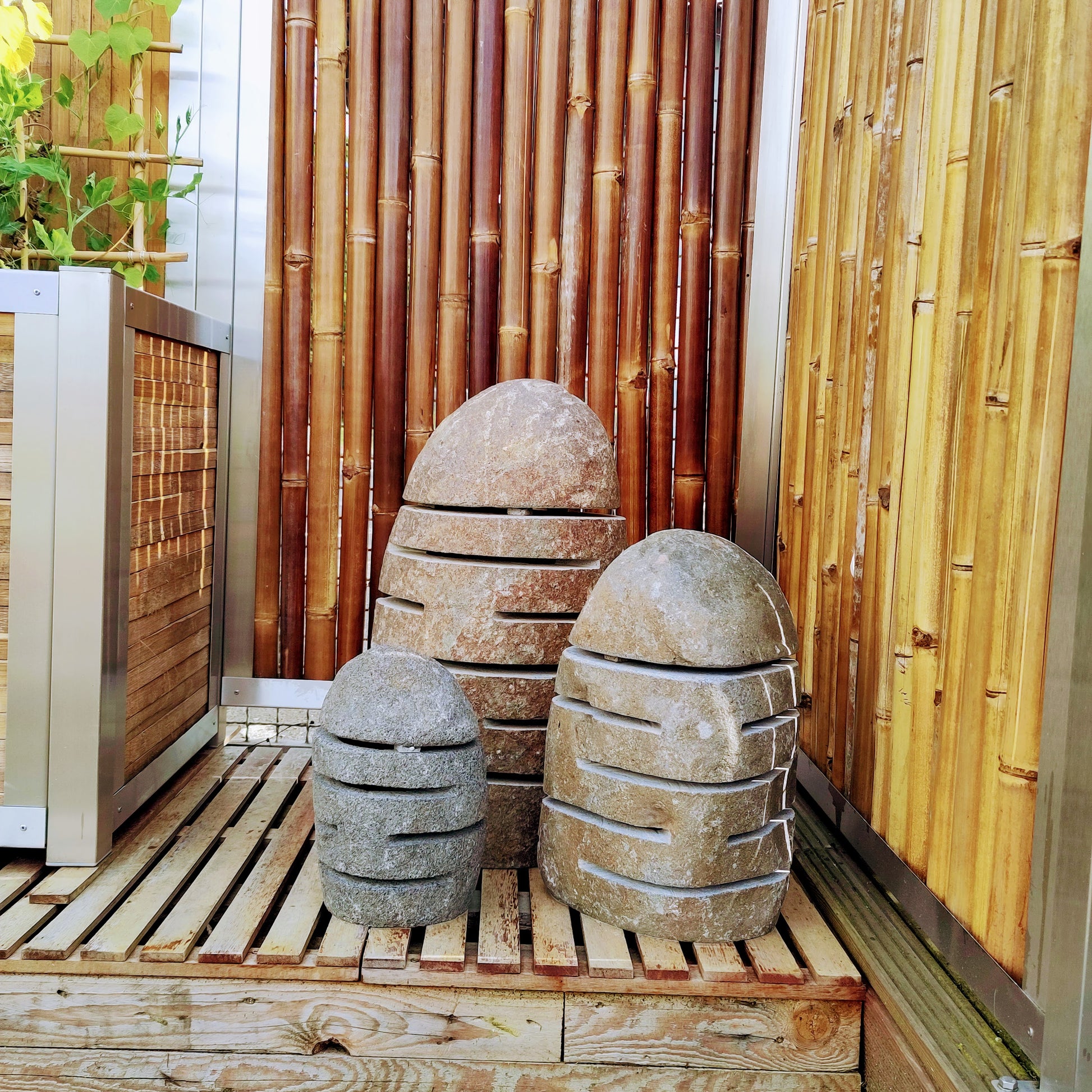 Steinlampen in drei unterschiedlichen Größen.