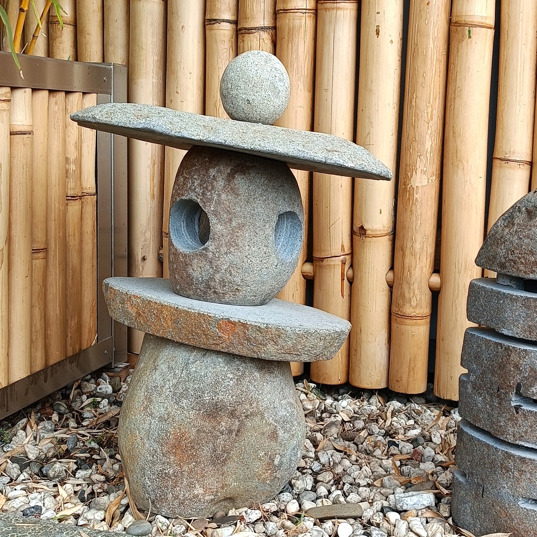 Mehrteilige Steinlaterne / Pagode.