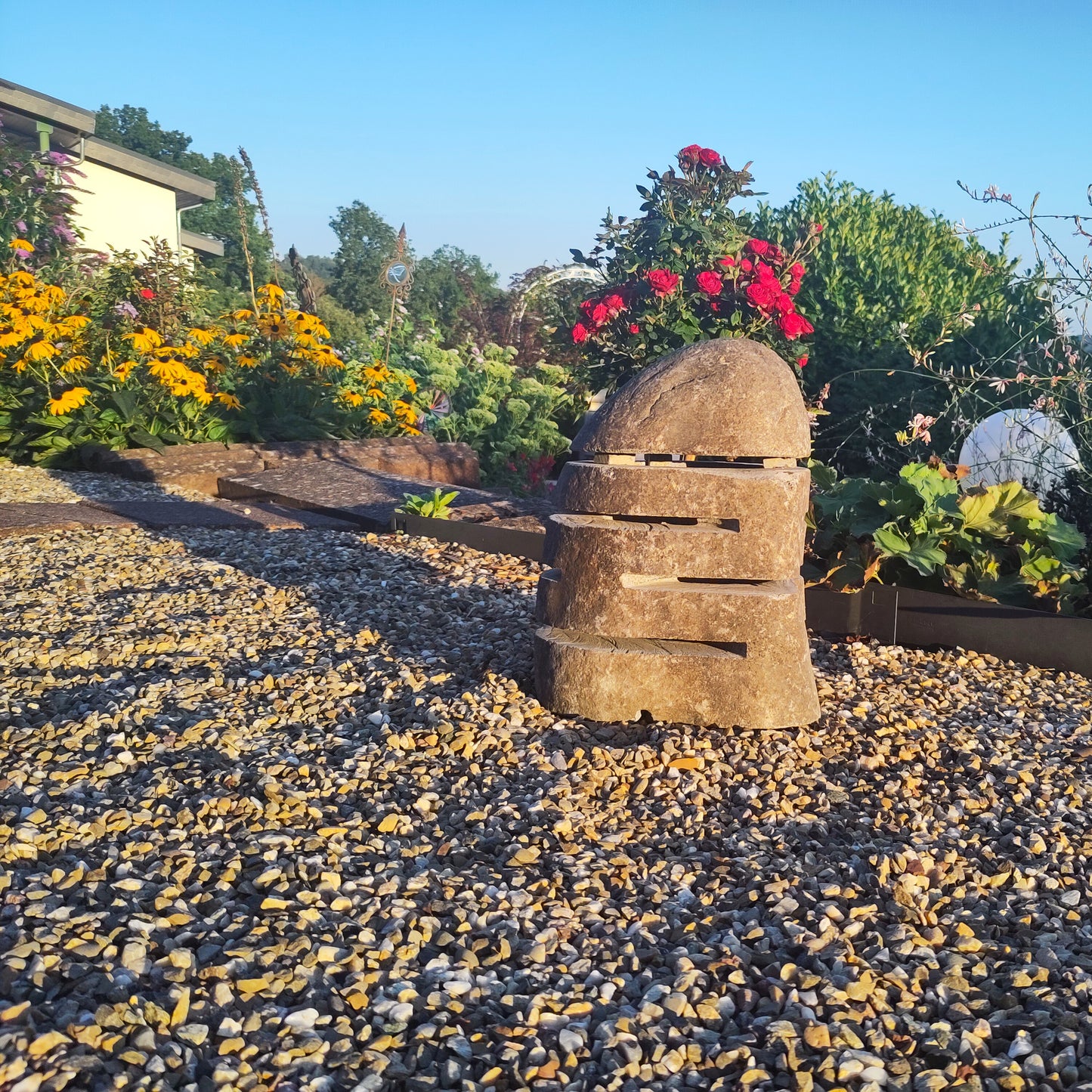 Steinlampe als Wegbeleuchtung zum Haus.