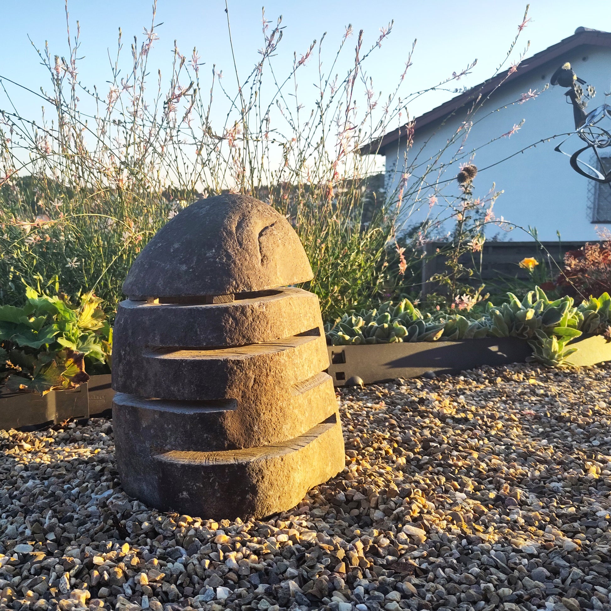 Steinlampe zur Beleuchtung der Hauseinfahrt.
