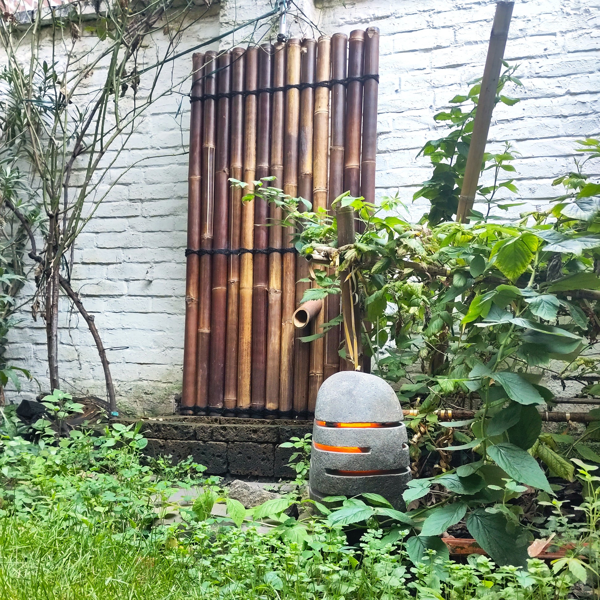 Leuchtende Steinlampe im Garten.