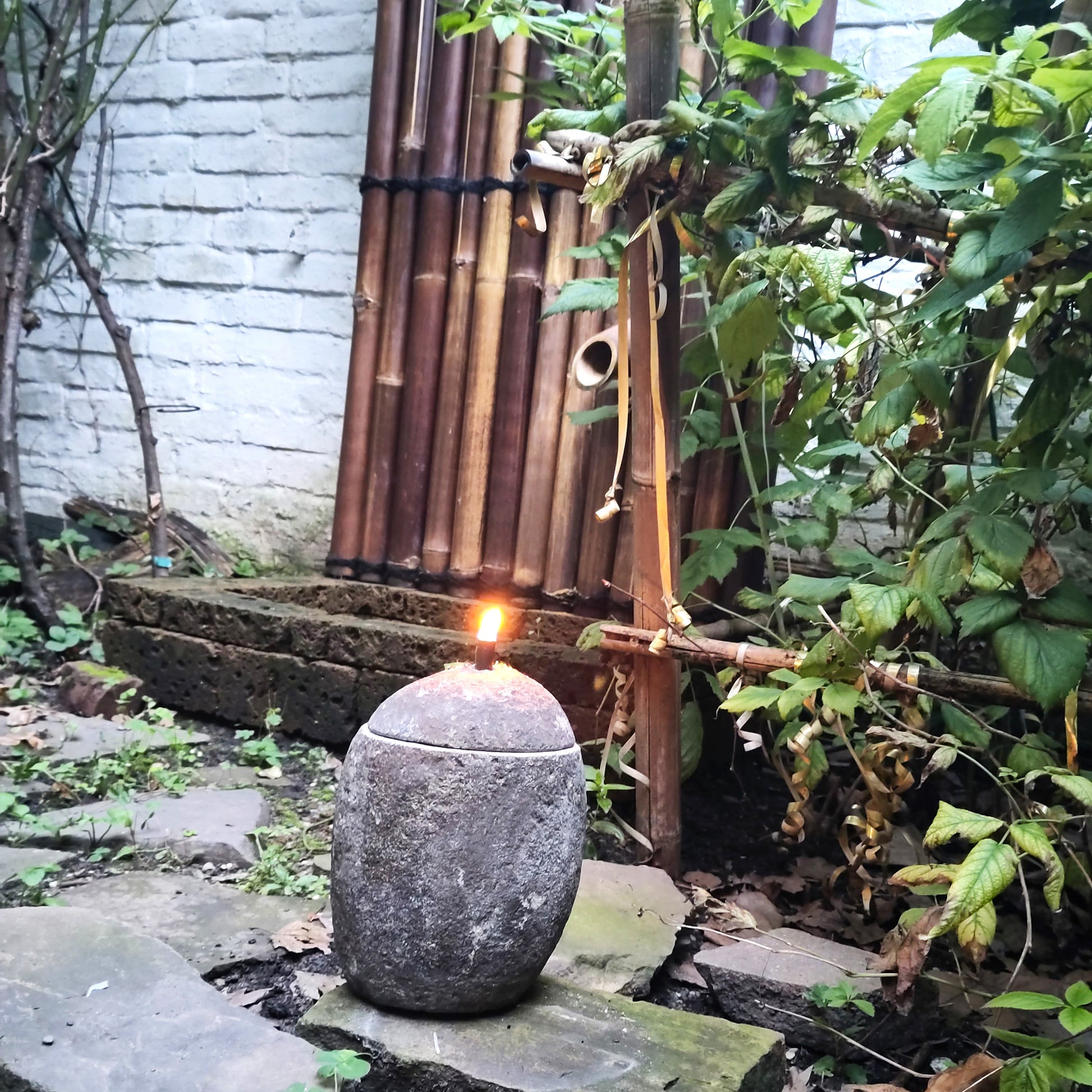 Brennende Öllampe in asitaischem Garten.