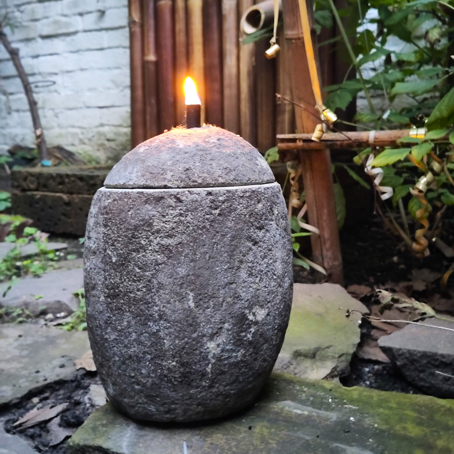 Brennende Öllampe aus indonesischem Flussstein.