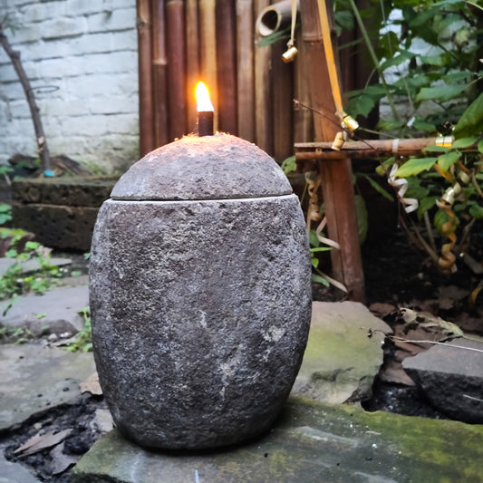 Brennende Öllampe aus indonesischem Flussstein.