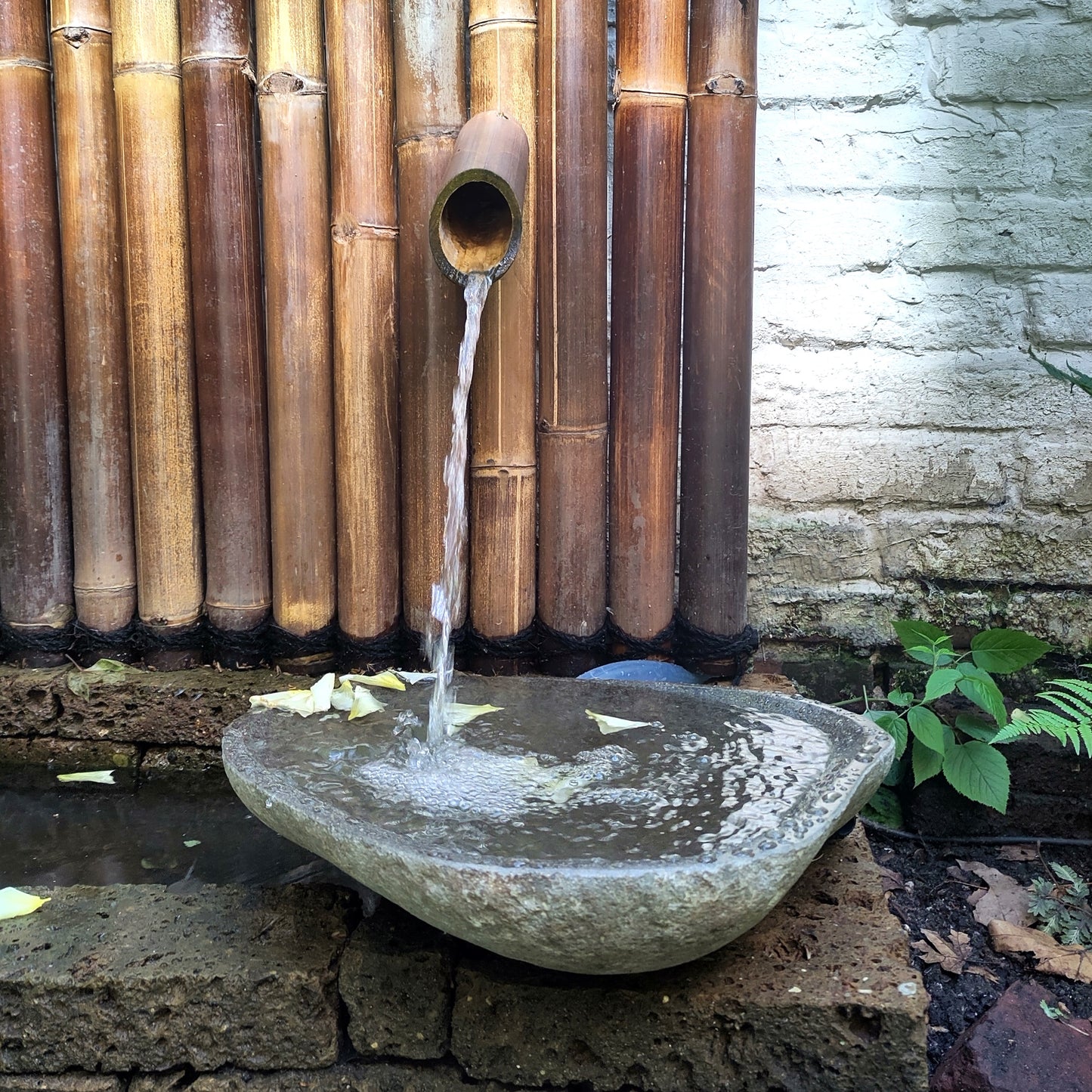 Wasserbecken aus Flussstein für asiatisches Wasserspiel.