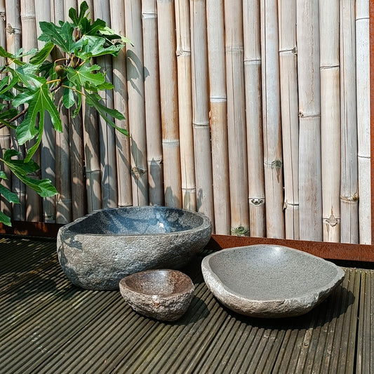 Steinschalen aus indonesischem Flussstein in drei unterschiedlichen Größen.