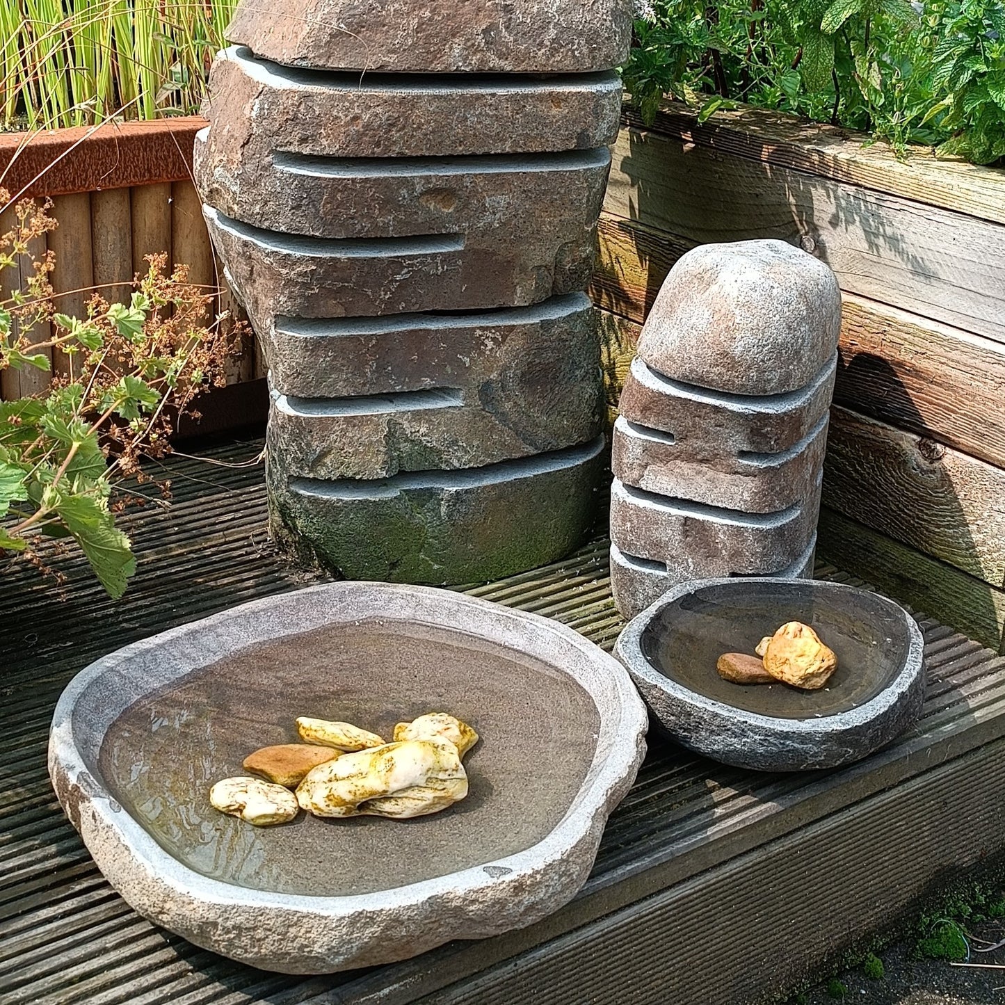 Wasserschalen aus Flussstein.