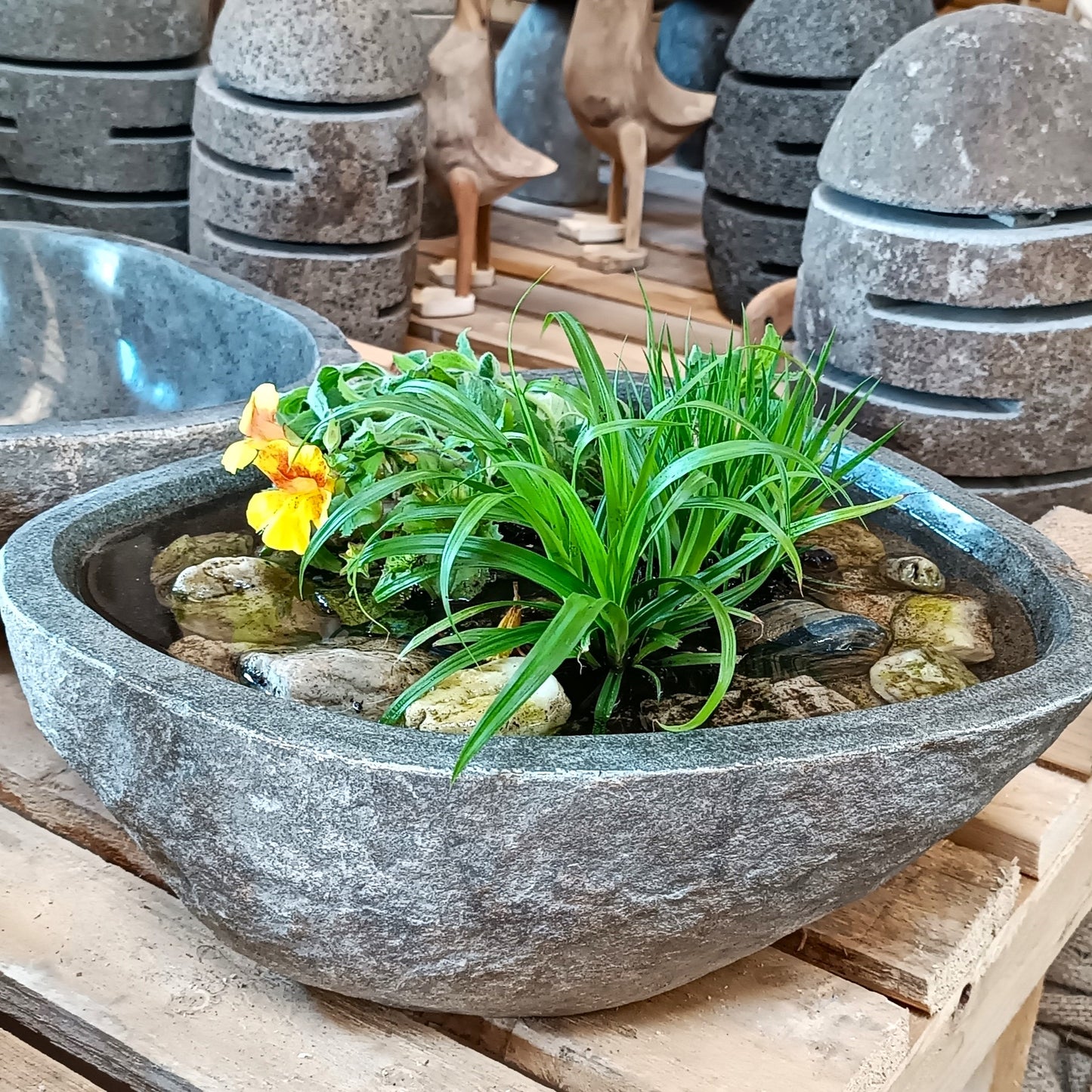 Kleiner bepflanzter Teich aus Flussstein.