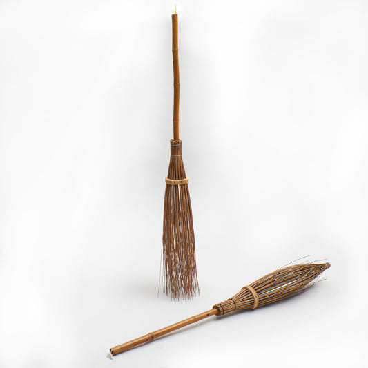 Zwei Besen mit Bambusstiel und Bambusreisig