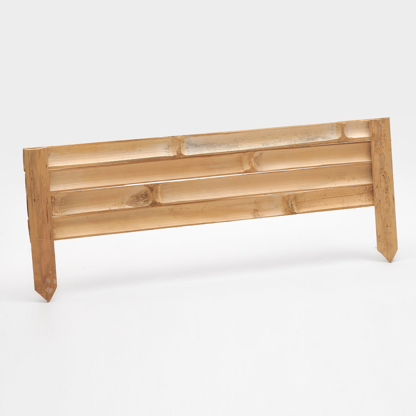 Starre Rasenkante oder Beeteinfassung mit Erdspießen aus Bambusleisten als Quersteben - Produktfoto von hinten