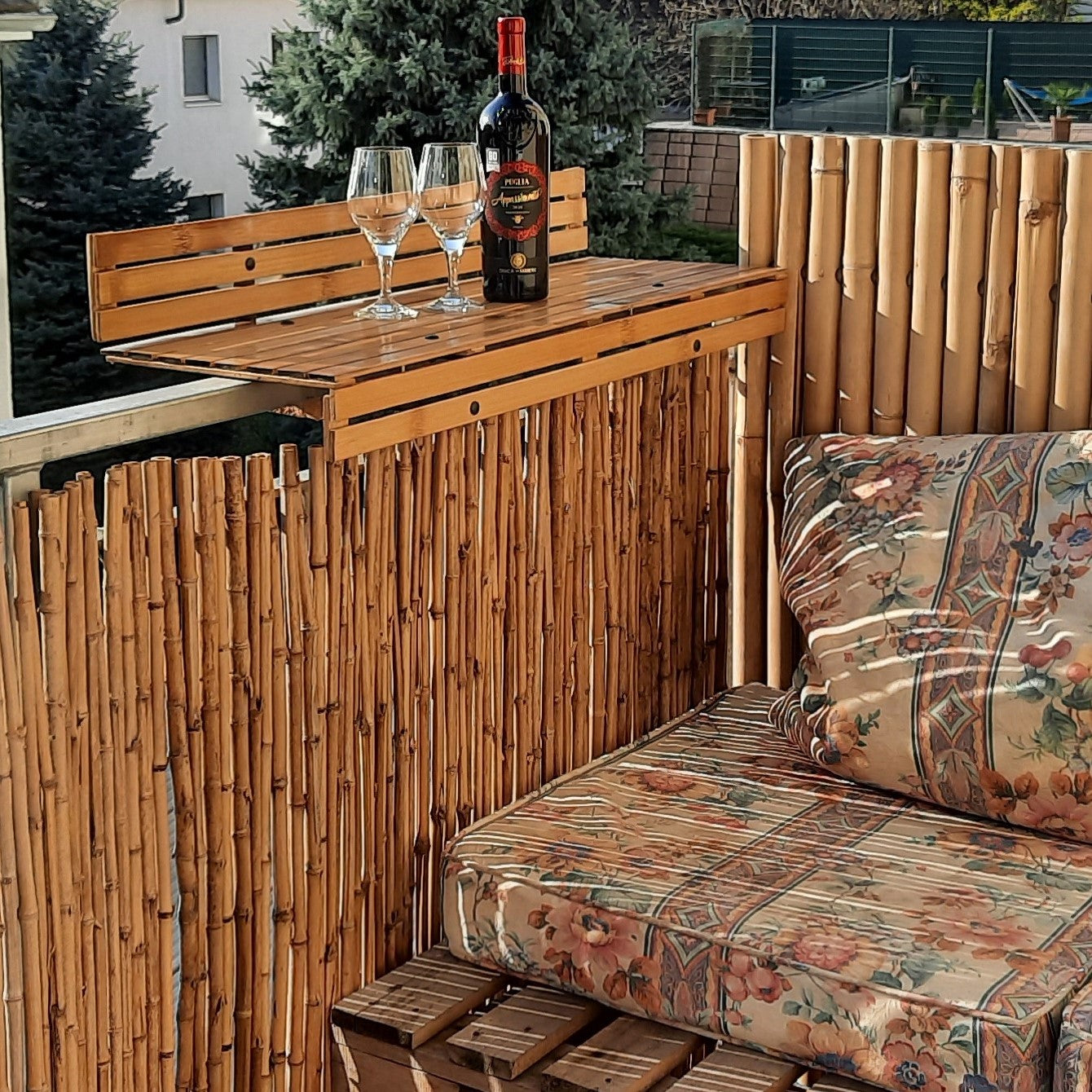 Gemütlicher Balkon mit der Geländerbar/-theke aus Bambus