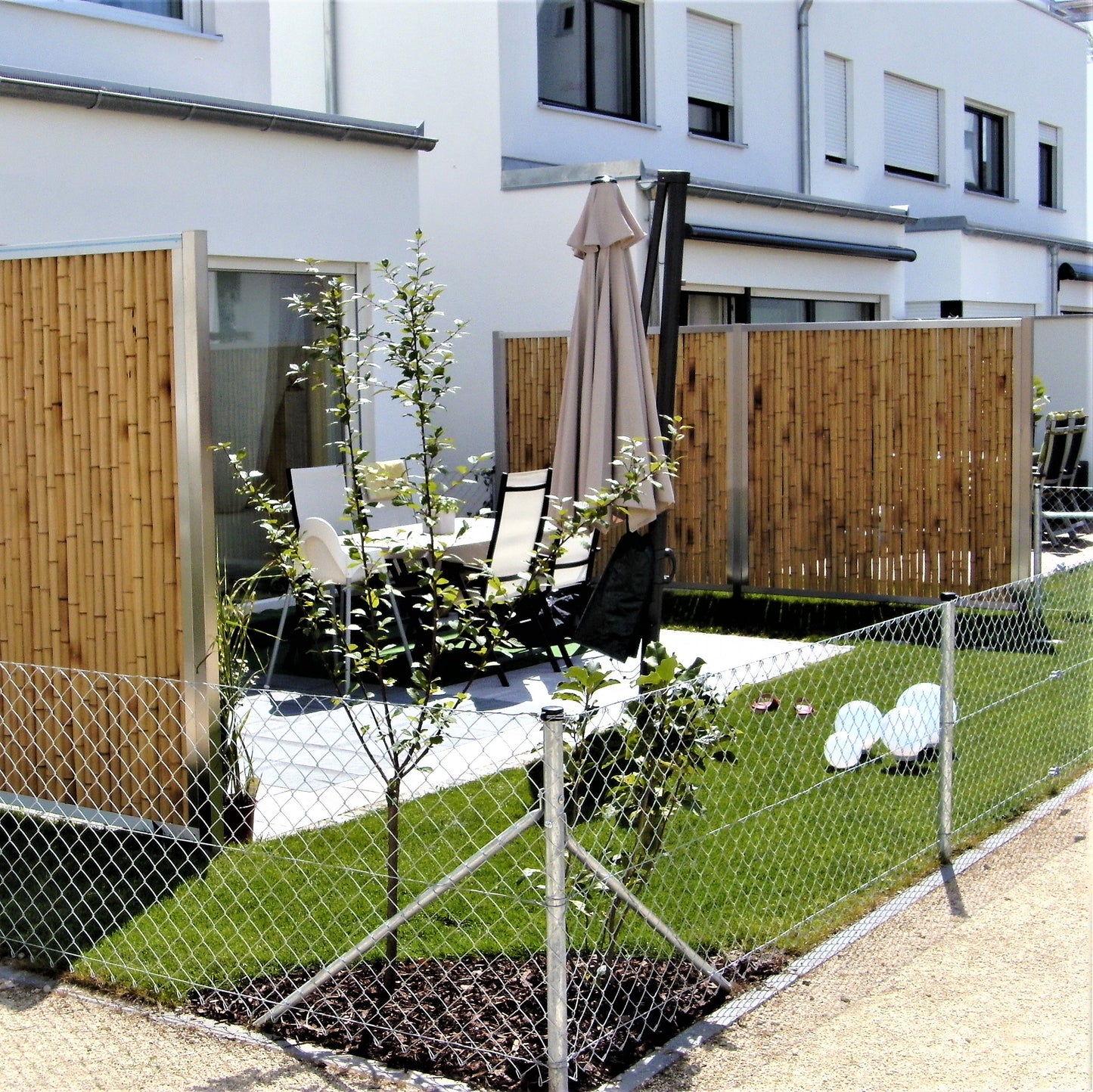 Reihenhaus Terrassenabtrennung aus Bambussichtschutz im Edelstahlrahmen