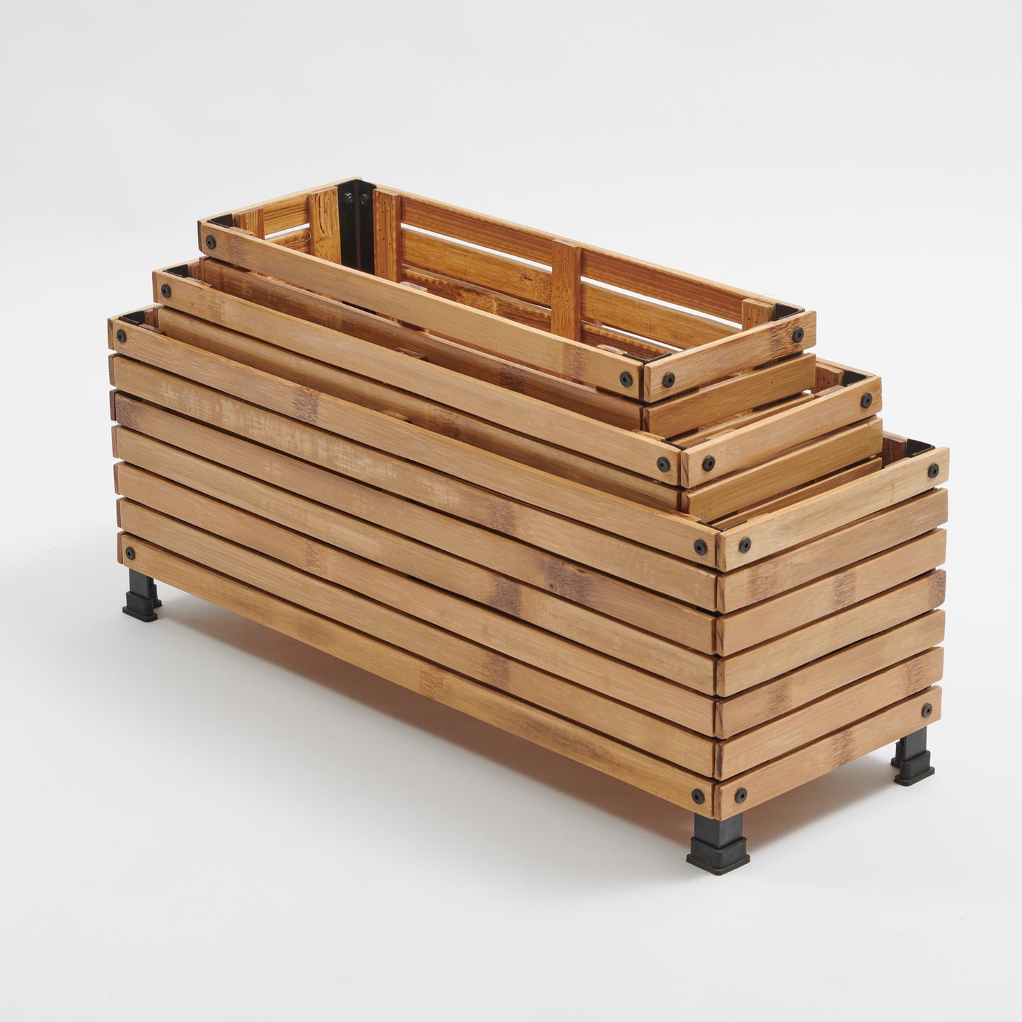 Gestapelte Pflanzkübel aus Bambusholz in unterschiedlichen Größen