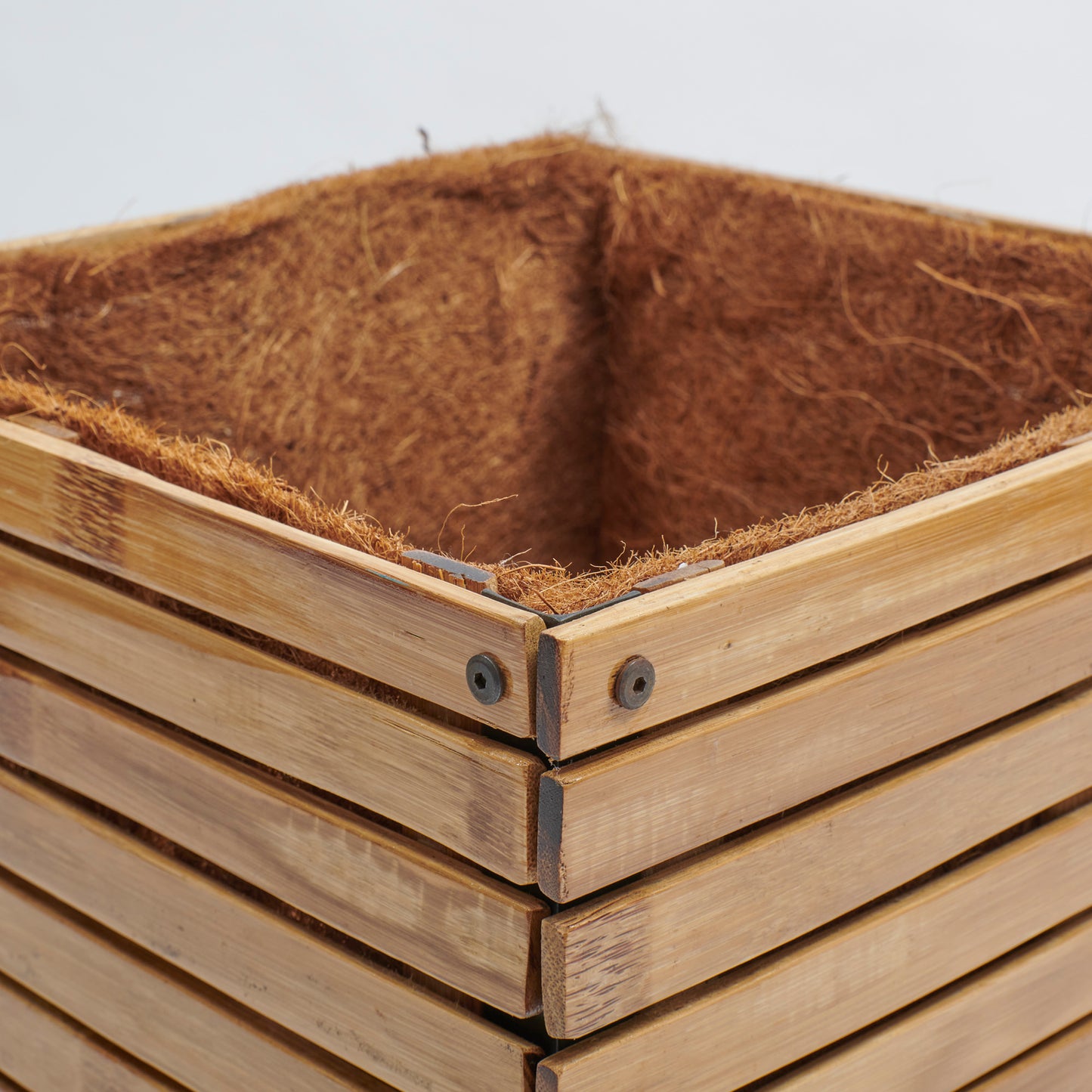 Detailfoto Pflanzkübel aus Bambusholz mit frostdämmender Kokosnaturlatexmatte