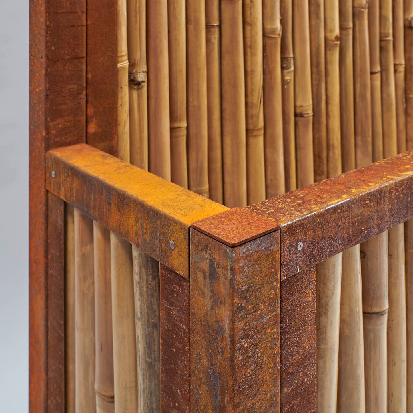 Lit surélevé avec brise-vue - Acier Corten avec remplissage en bambou clair (différentes tailles)