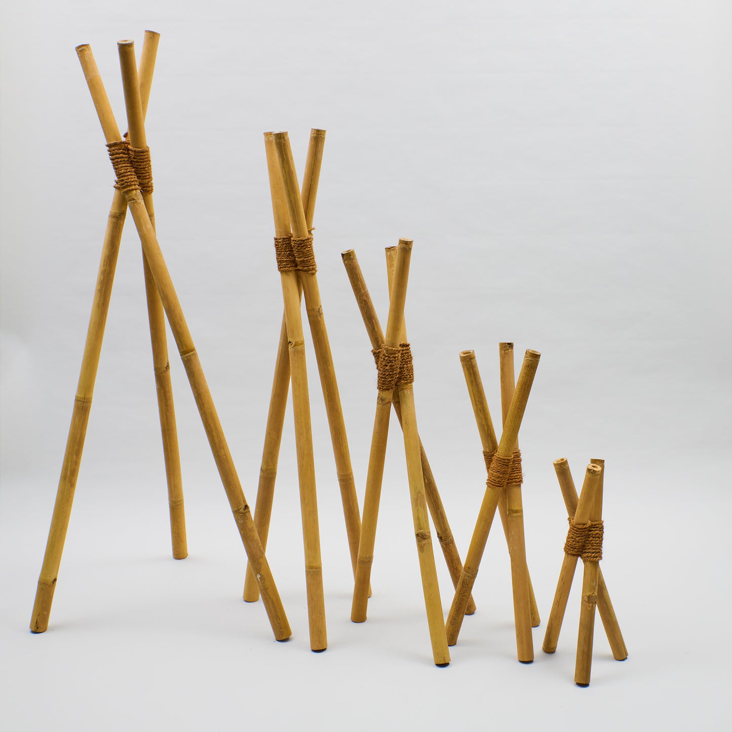 Bambusständer Tripod aus Bambusrohren mit Kokosfaserbindung