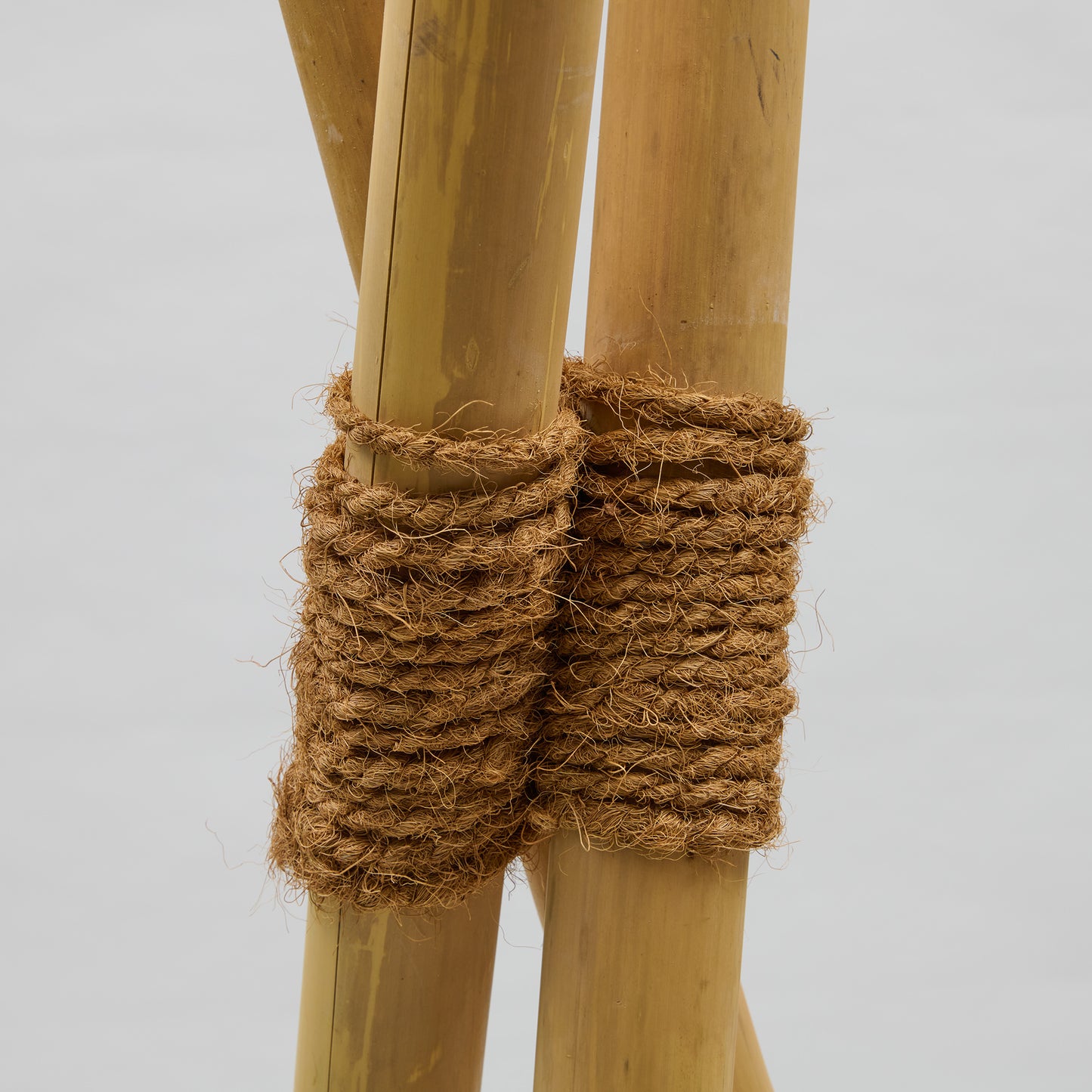 Bambusständer Tripod aus Bambusrohren mit Kokosfaserbindung