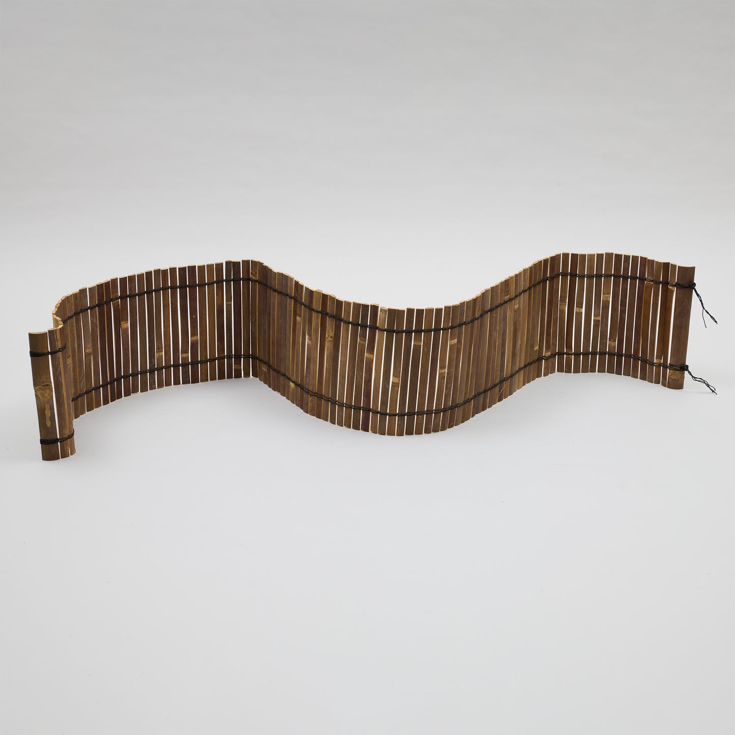 Dunkle filigrane Bambusmatte