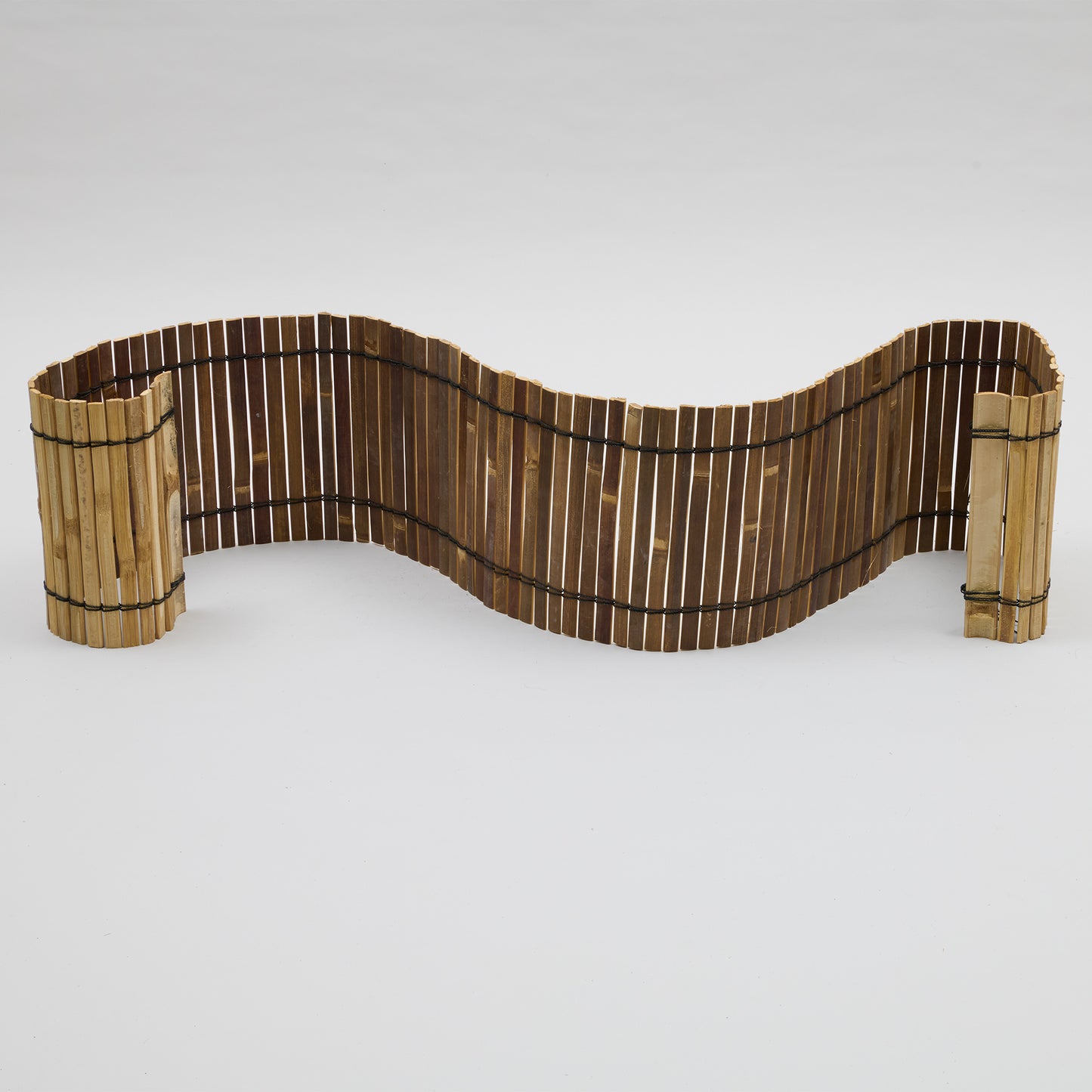 Dunkle filigrane Bambusmatte