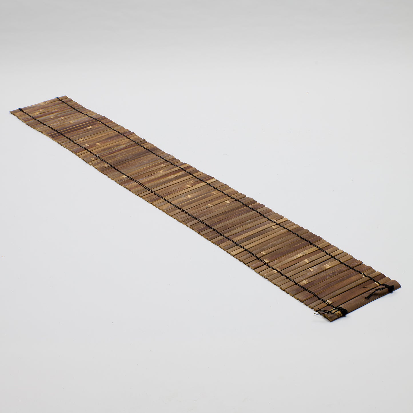 Dunkle filigrane Bambusmatte