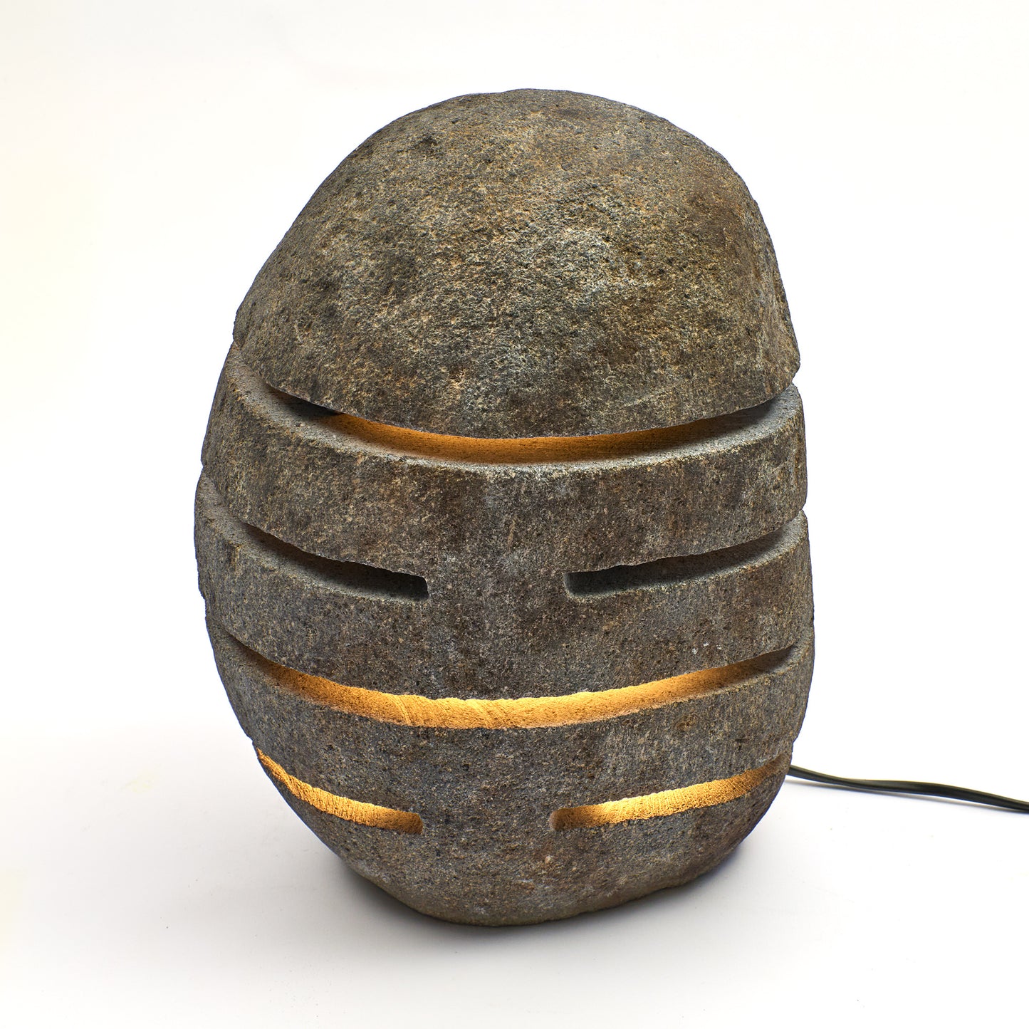 Einzigartige Steinlampen aus Indonesien