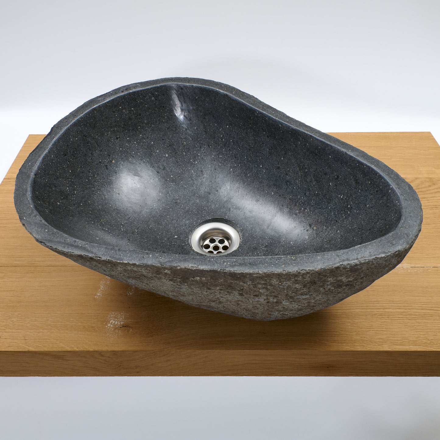 Waschbecken aus indonesischem Flussstein