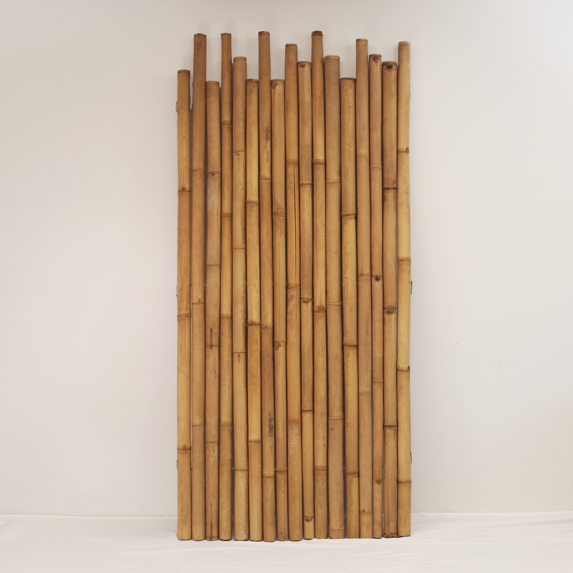 Bambuszaun mit gestuften Rohren.