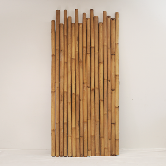 Bambuszaun mit gestuften Rohren.