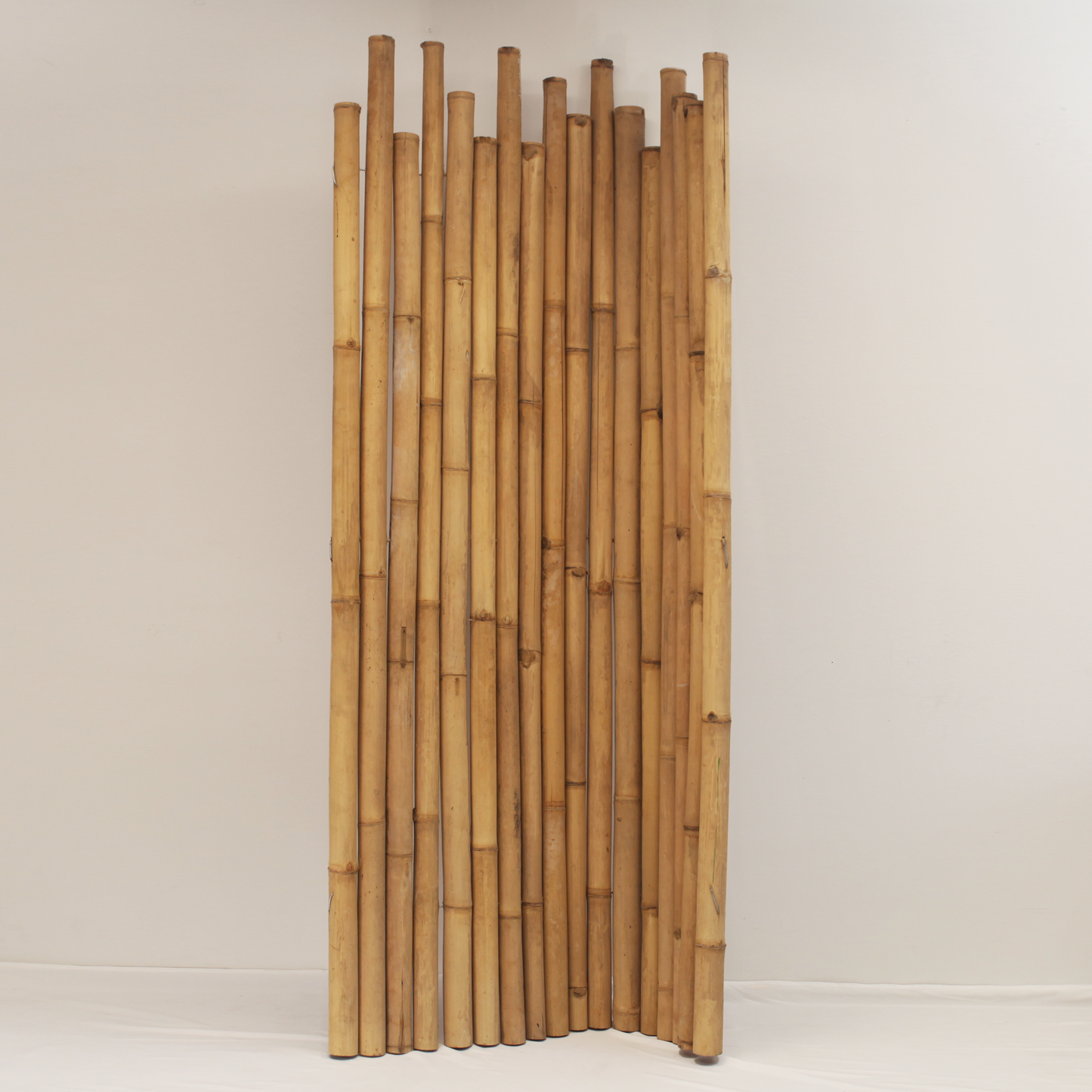 Bambuszaun mit gestuften Rohren.