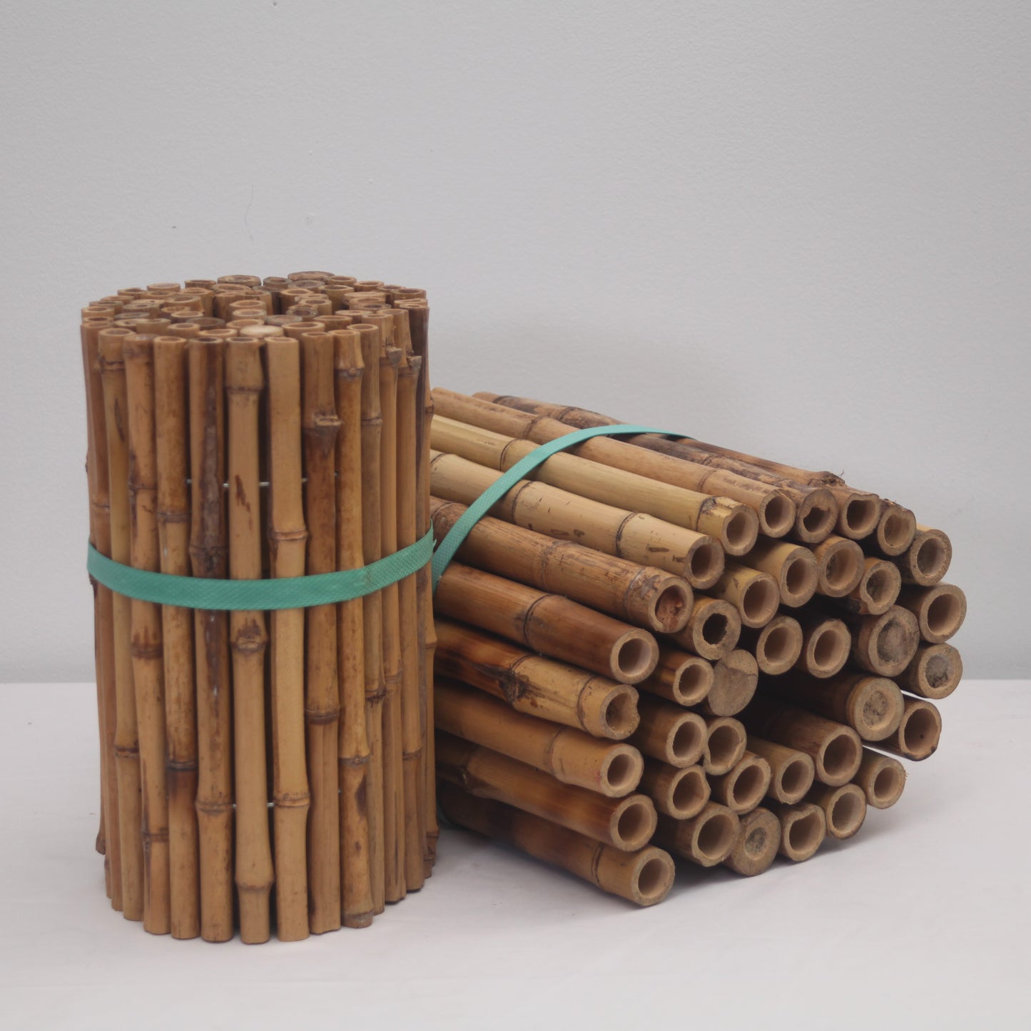 Beeteinfassung aus ganzen Bambusrohren.