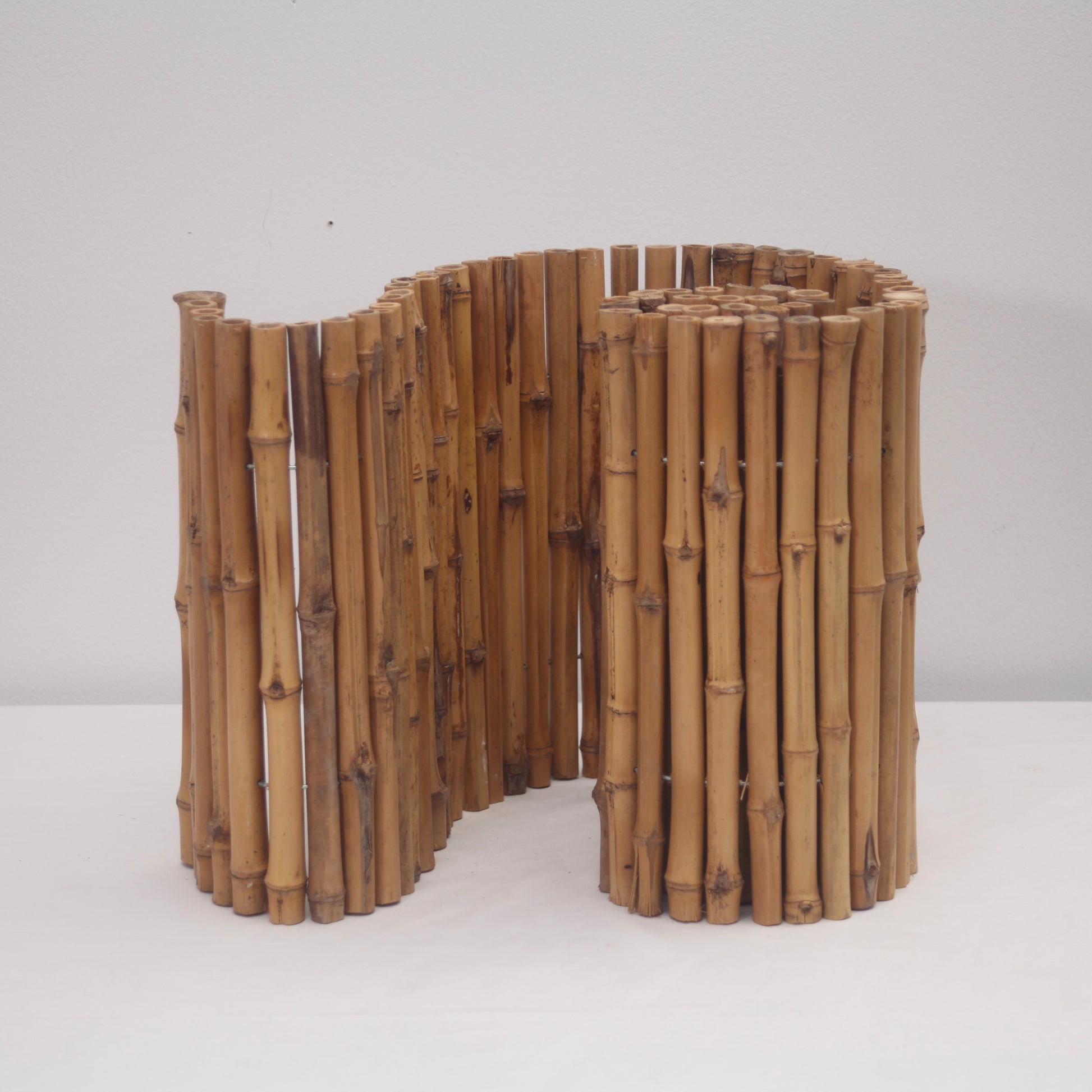 Beeteinfassung aus ganzen Bambusrohren.