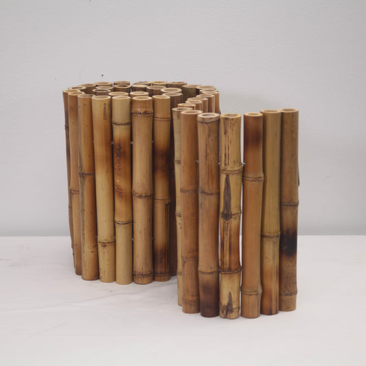 Beeteinfassung aus ganzen Bambusrohren.