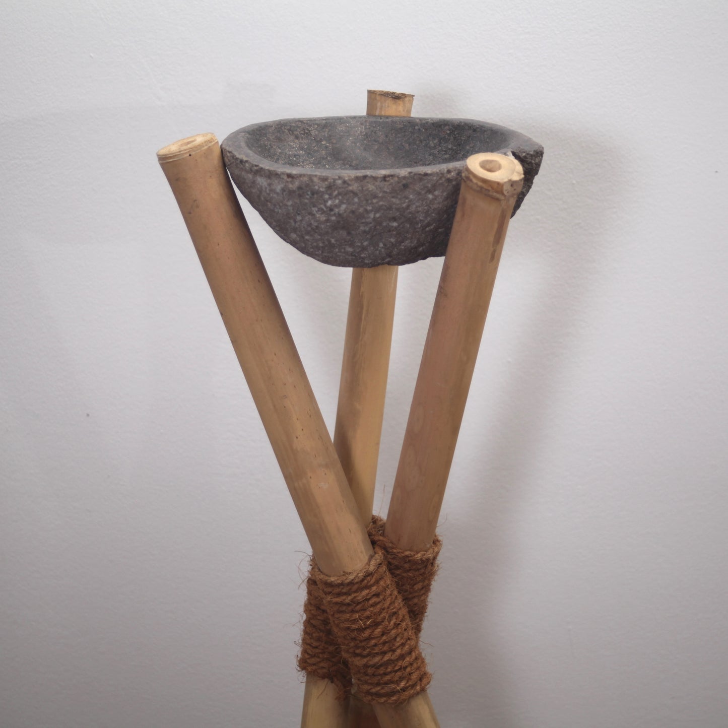 Bambusständer Tripod aus Bambusrohren mit Kokosfaserbindung