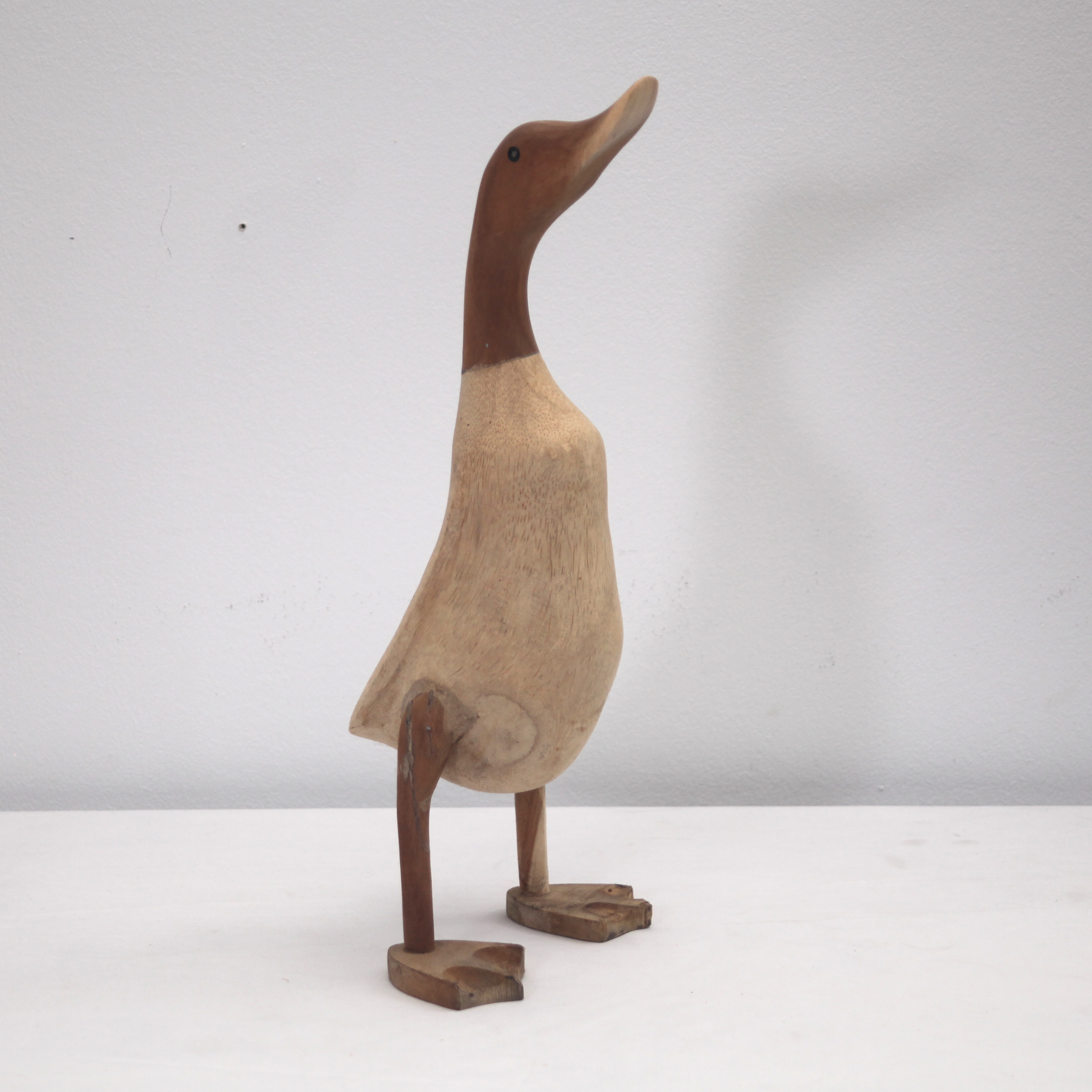 Ente aus Holz und Bambuswurzel.