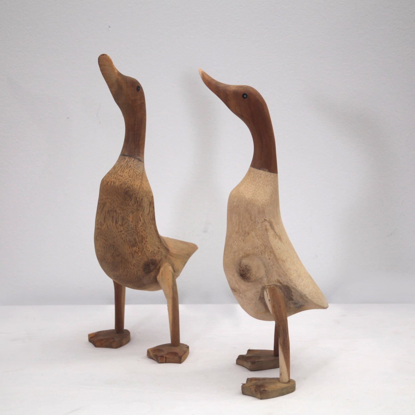 Enten aus Holz und Bambuswurzel.