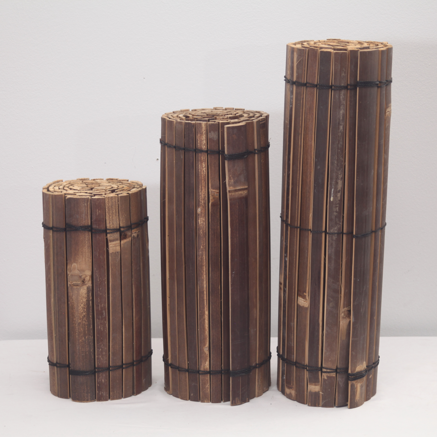 Matte aus Bambusleisten in drei unterschiedlichen Höhe.