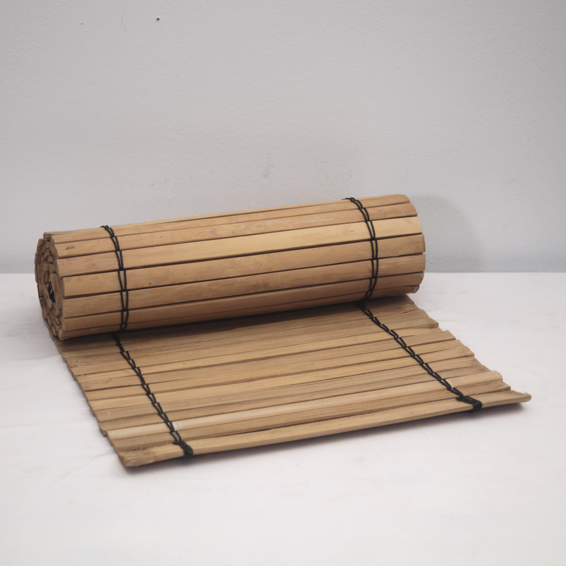 Vorder- und Rückseite der Matte aus Bambusleisten.
