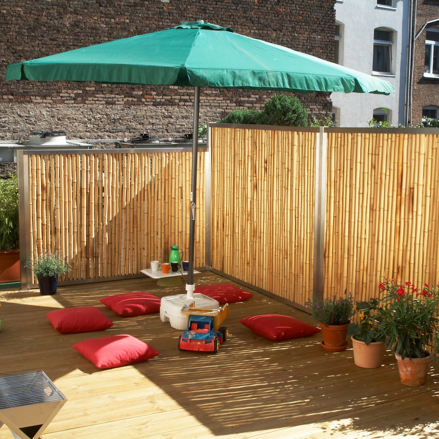 Bambussichtschutz im Edelstahlrahmen auf der Dachterrasse.