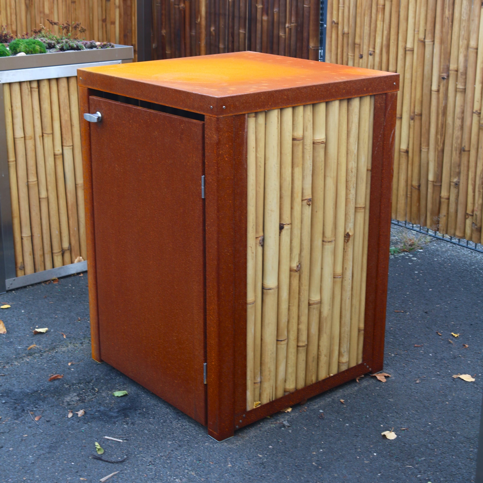 1er Mülltonnenbox aus Cortenstahl und hellem Bambus.