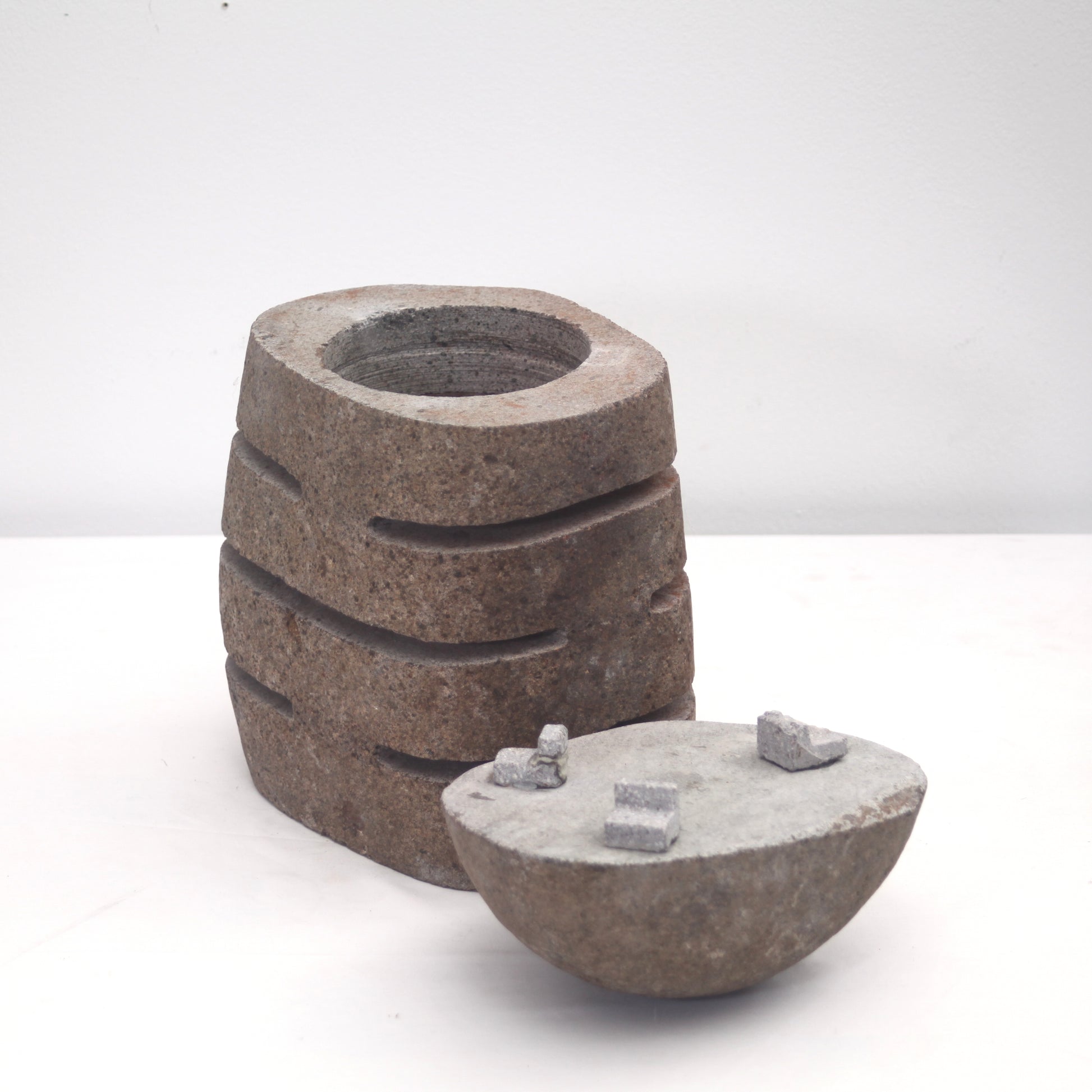 Zweiteilige Lampe aus Naturstein.